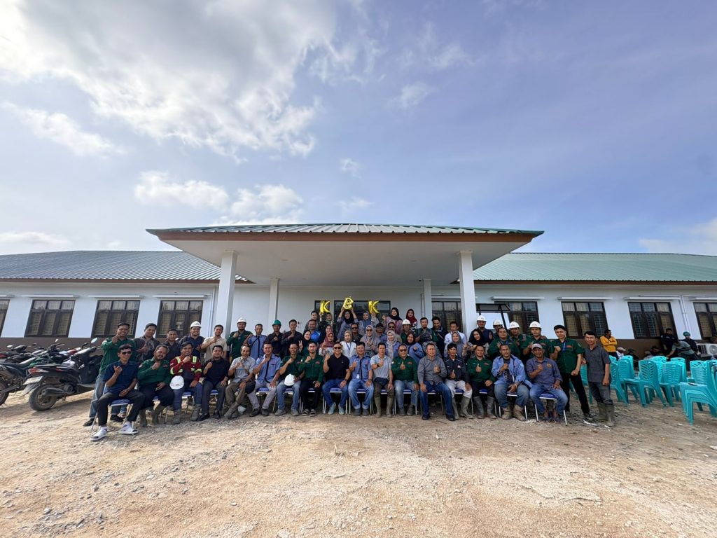 Gambar 3: Foto Bersama Karyawan PT. Fajar Saudara Lestari.