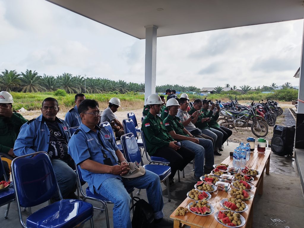 Gambar 2 : Acara peresmian Kantor Besar Kebun dihadiri jajaran manajemen Kebun, PKS, FKK dan CV. FKM.