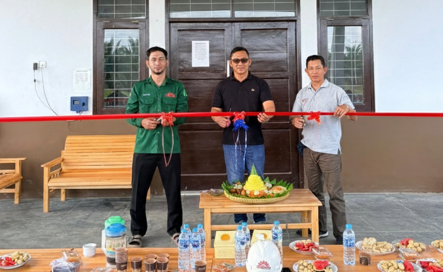 Gambar1: Bapak Gust/ PanjiSatria(PDH GLE), Bapak Iskandar (HR&GA HO DH)& Bapak Heriadi(PDH MBE) me/akukan peresmian Kantor Besar Kebun PT. Fajar Saudara Lestari.