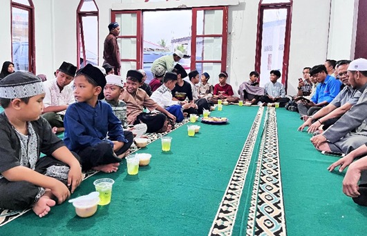 Gambar 2. Potret para santri dan pengurus pesantren serta perwakilan perusahaan menjelang azan maghrib.